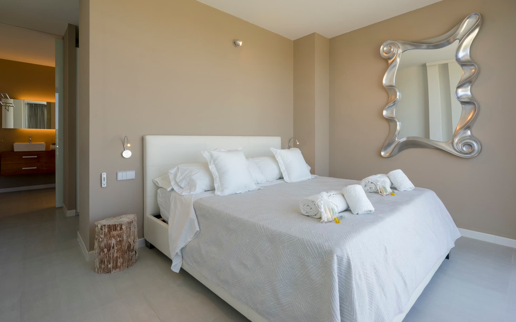 Moderne villa in groene vallei MET verhuurlicentie 12