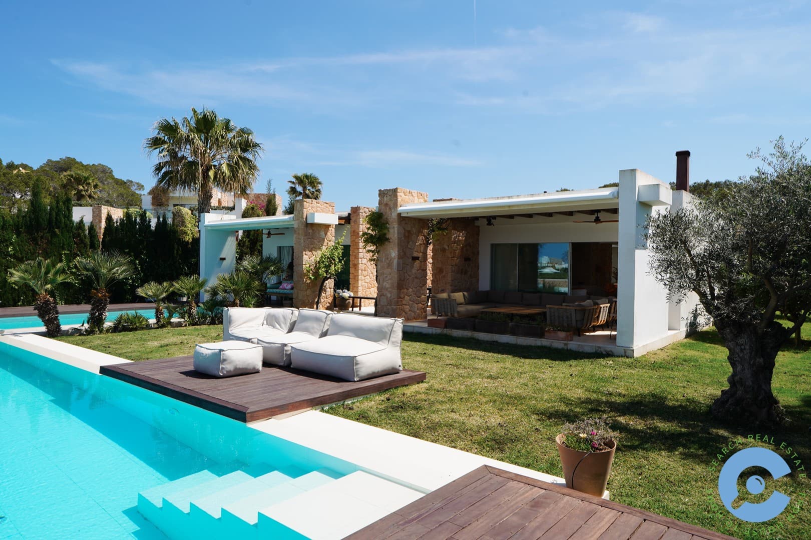 Luxe villa met infinity pool in gated community